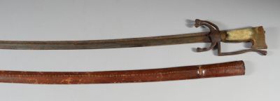 une paire de sabres japonais anciens exposés sur un support blanc