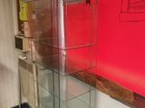 une vitrine en verre dans le coin d'une pièce