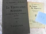 deux livres posés sur une table