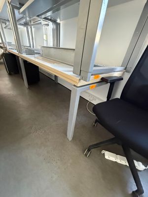 2 Bureaux rectangulaires Mise à prix : 80€ Suite LJ SAS SOCB…
