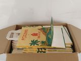 une boîte pleine de livres posée sur une table