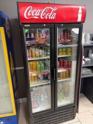 une glacière Coca-Cola posée dans un coin de la pièce
