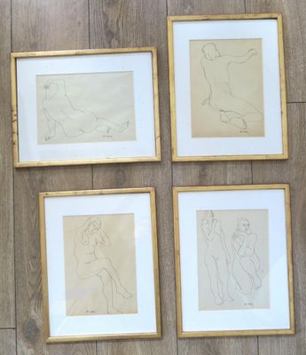 quatre dessins de nus encadrés, posés sur un plancher en bois, dans des cadres dorés