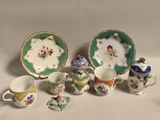 de nombreux types de tasses à thé et de soucoupes sur la table