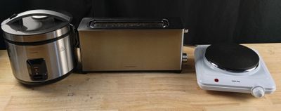 une cafetière et un grille-pain posés sur une table