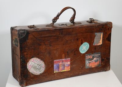 MOYNAT Malle en cuir datée du 6 juin 1903. Porte la signatur…