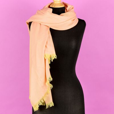 une écharpe beige sur un mannequin, un mannequin, un mannequin, un mannequin, un mannequin, un mannequin, un mannequin, un mannequin, un mannequin