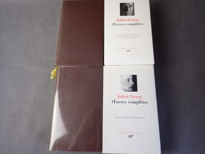 deux livres posés sur une table