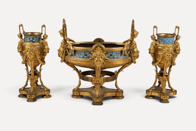 trois vases placés l'un à côté de l'autre