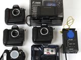 de nombreux appareils photo différents posés sur une table