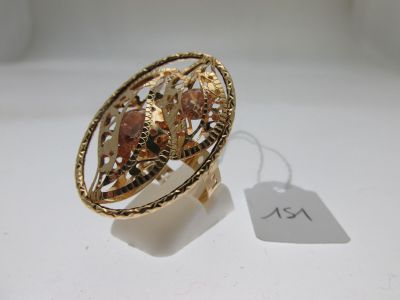 gros plan d'une bague sur une surface blanche avec une étiquette de prix