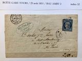 une vieille enveloppe sur laquelle est collé un timbre, posée sur une feuille de papier