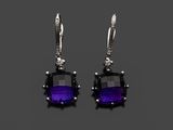 une paire de boucles d'oreilles en améthorate et diamants
