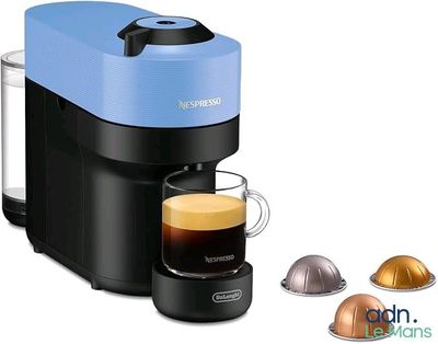 gros plan d'une tasse de café à côté d'une cafetière