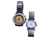 une paire de deux montres sur fond blanc, avec un fond blanc