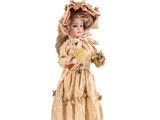 une figurine représentant une femme en robe et avec un chapeau