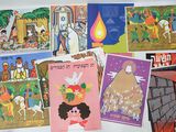 tout un tas de cartes postales posées sur la table