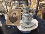 une image représentant un vase et une image représentant un homme sur une assiette