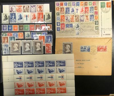 Plusieurs types de timbres sont exposés sur une table