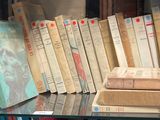 de nombreux livres posés sur une table en verre près de la fenêtre