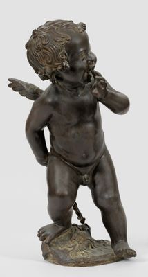 une statue antique en bronze représentant un petit garçon avec un oiseau sur l'épaule