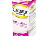 une boîte de comprimés de vitamine D3 Caltrate sur fond blanc