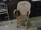 une chaise et une autre chaise qui se trouvent dans une pièce