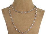 gros plan d'un collier sur un mannequin mannequin