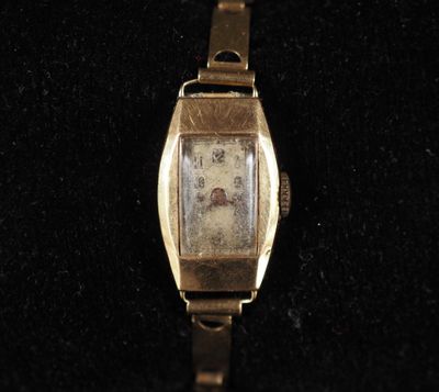 une image représentant une montre-bracelet en or sur laquelle figure le visage d'une femme