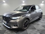 Une DSX grise de 2020 est garée dans une pièce au sol carrelé en damier