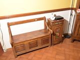 un banc en bois dans un coin de la pièce