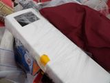 un réfrigérateur blanc posé sur un tas de plastique