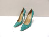 une paire de chaussures à talons hauts bleues posée sur une table blanche