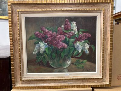 un tableau représentant un vase de lilas posé sur une table