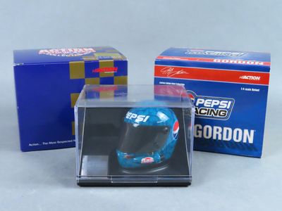un gros plan d'une boîte contenant un casque bleu