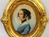 portrait d'une femme en robe bleue dans un cadre doré