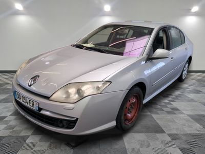 la photo d'une voiture argentée garée dans un garage