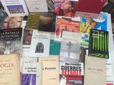 plusieurs livres sont posés sur une table les uns à côté des autres