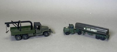 deux véhicules militaires miniatures posés sur une table