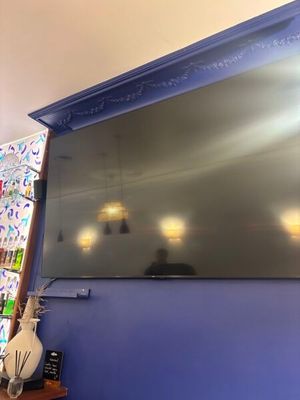 un grand téléviseur à écran plat fixé au mur