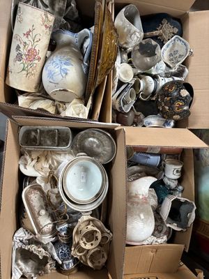 deux cartons remplis de vases et de bols de toutes sortes