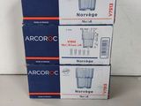 trois cartons de verrerie sont empilés les uns sur les autres