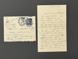 une vieille lettre sur laquelle est apposé un timbre, à côté d'un bout de papier sur lequel est apposé un timbre