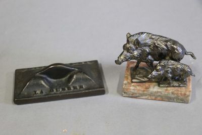 deux petits objets métalliques posés sur une table