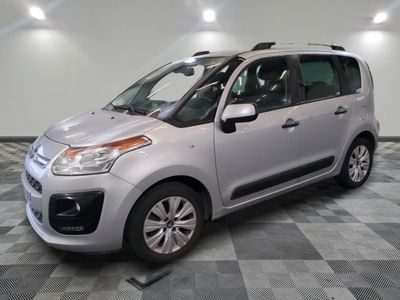 la petite voiture argentée est garée sur un carrelage à carreaux