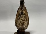 une image représentant une statue de femme posée sur un socle en bois