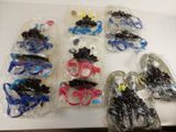 de nombreux jouets en plastique de toutes sortes, rangés dans des sacs posés sur une table