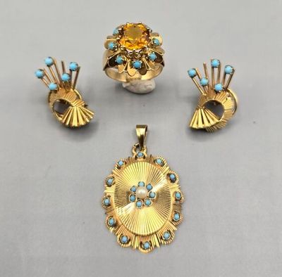 Parure en or jaune 750°° comprenant un pendentif, une bague …