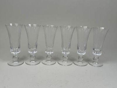 six verres à vin transparents alignés en rang sur une table