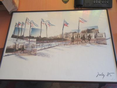 la photo d'une photo d'un tableau posé sur un bureau